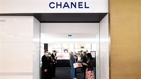 Pourquoi Chanel a augmenté le prix d'un sac de près de 2000  .